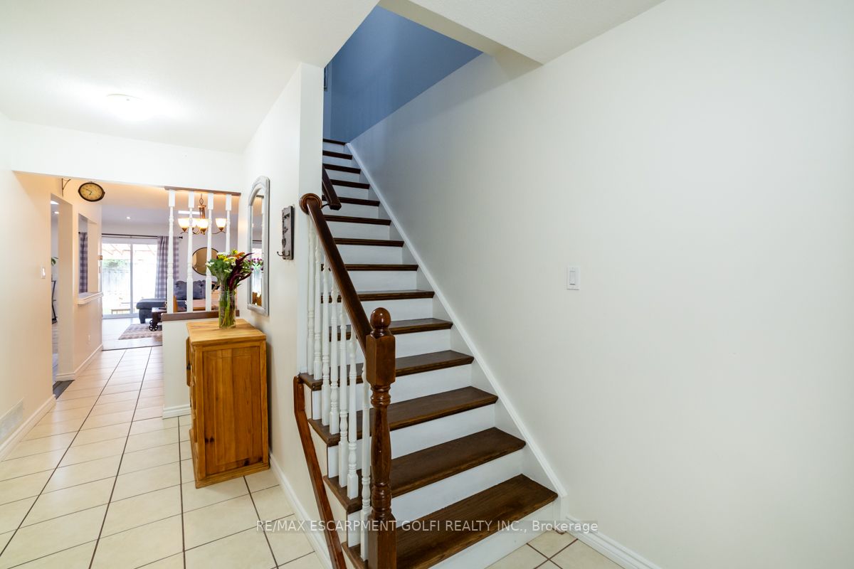 283 Macintosh Dr