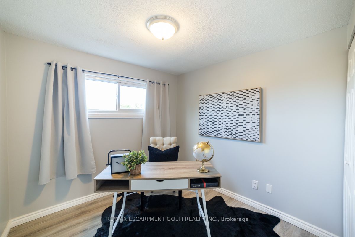 283 Macintosh Dr
