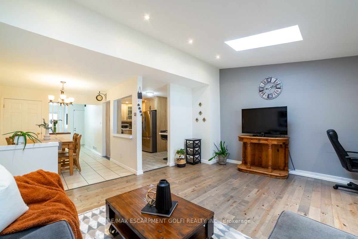 283 Macintosh Dr