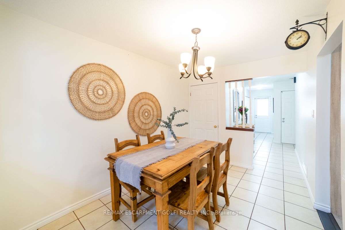 283 Macintosh Dr
