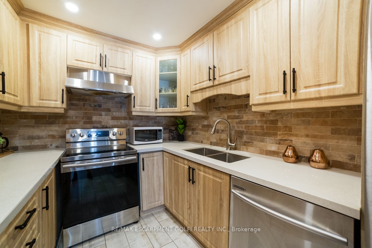 283 Macintosh Dr