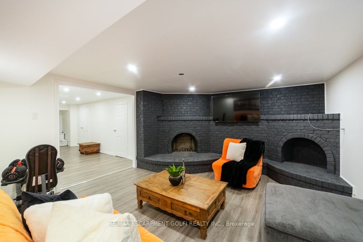 283 Macintosh Dr