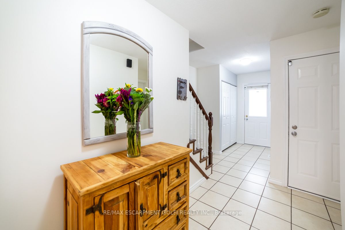 283 Macintosh Dr