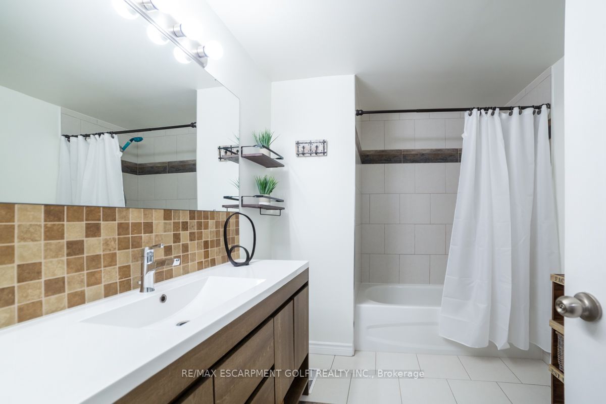 283 Macintosh Dr