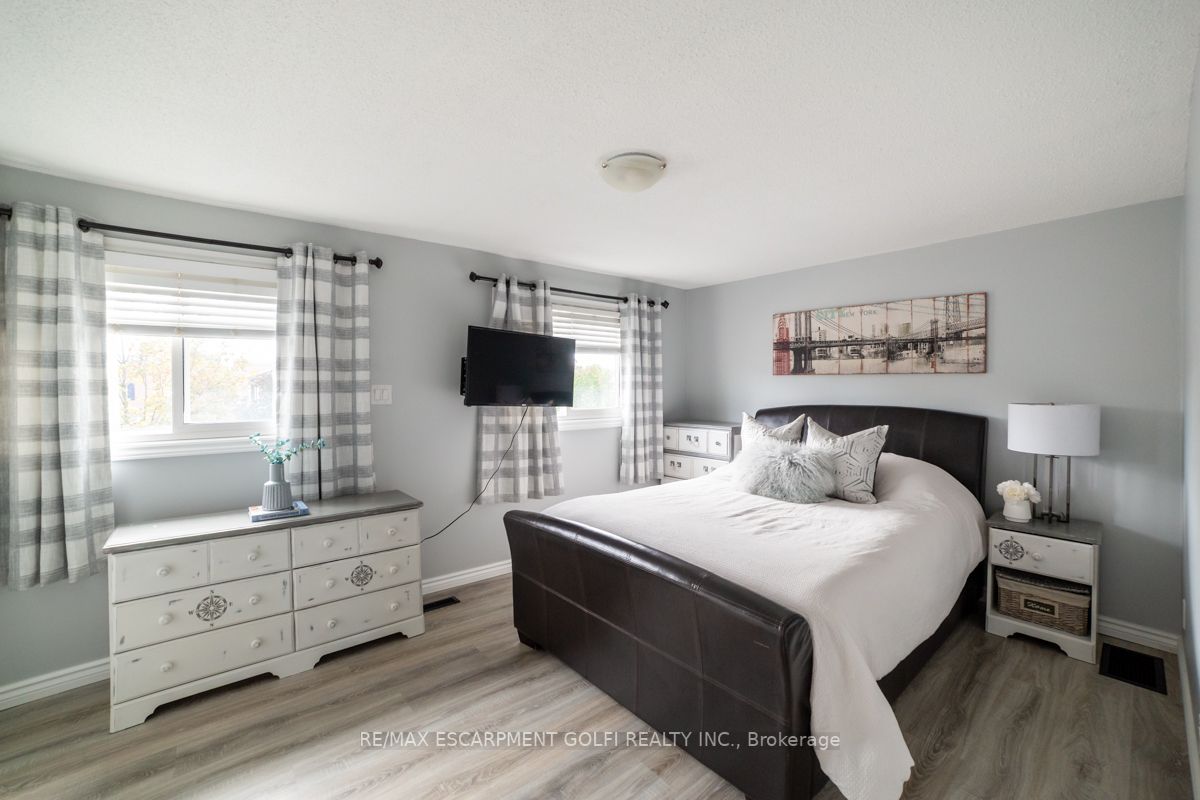 283 Macintosh Dr