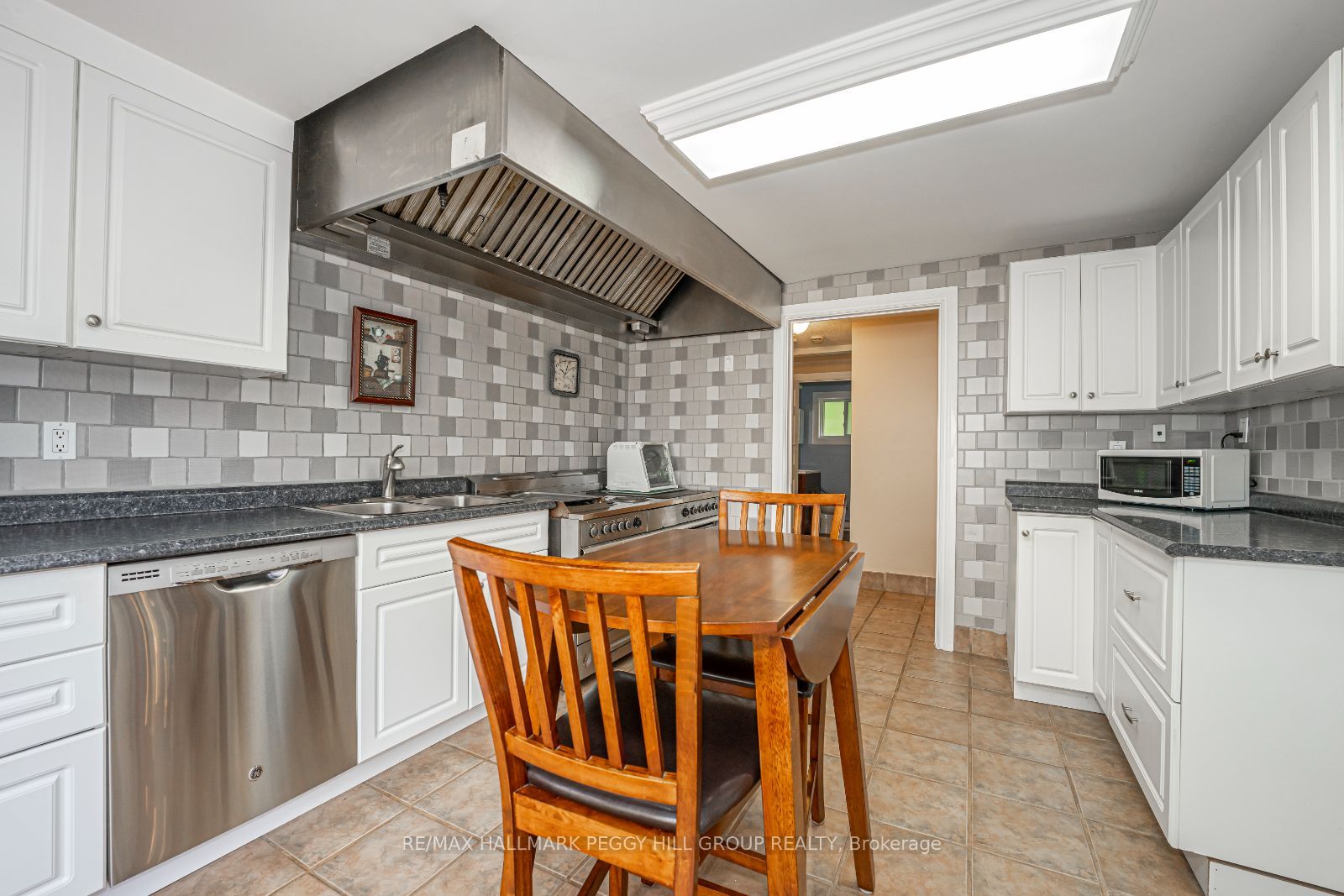 2512 Honey Harbour Rd