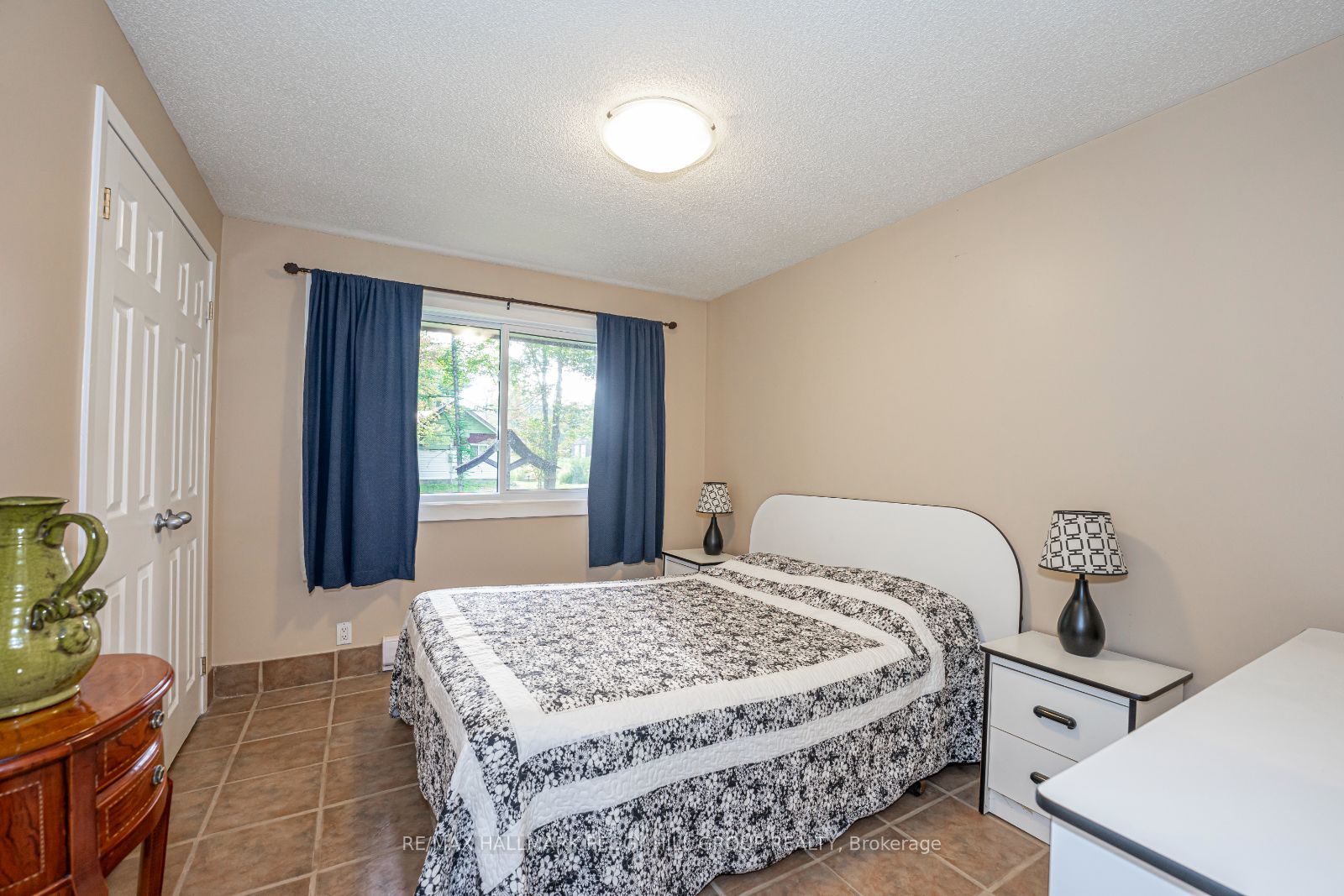 2512 Honey Harbour Rd