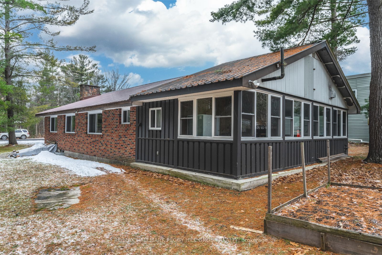 2512 Honey Harbour Rd