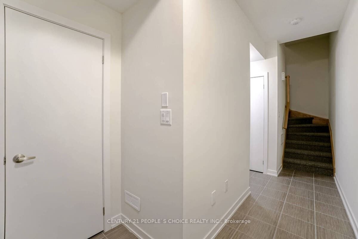 590 North Service Rd, #101