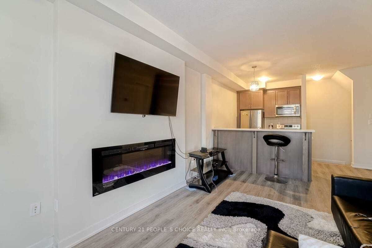 590 North Service Rd, #101