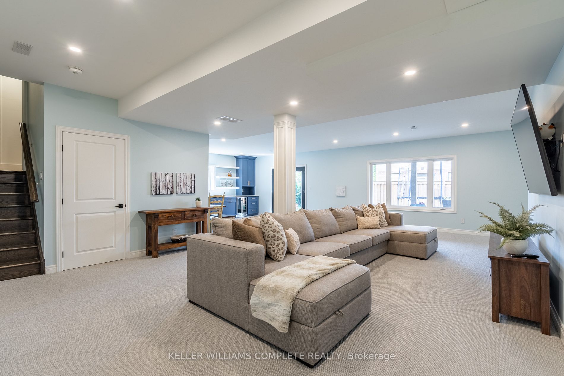 274B Main St W