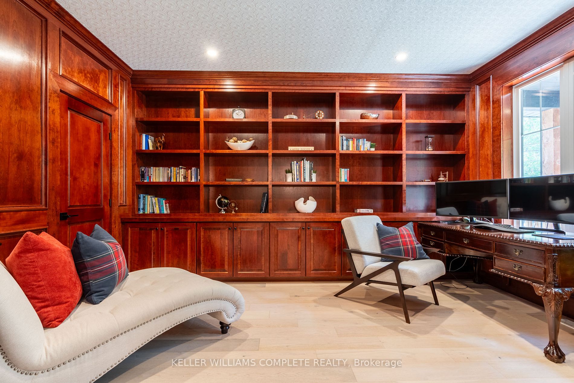 274B Main St W