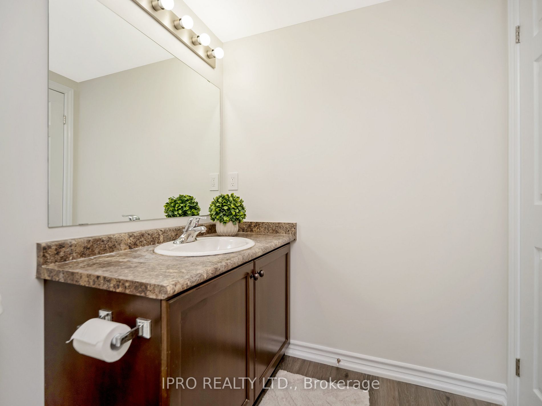 60 Lynnmore St, #111