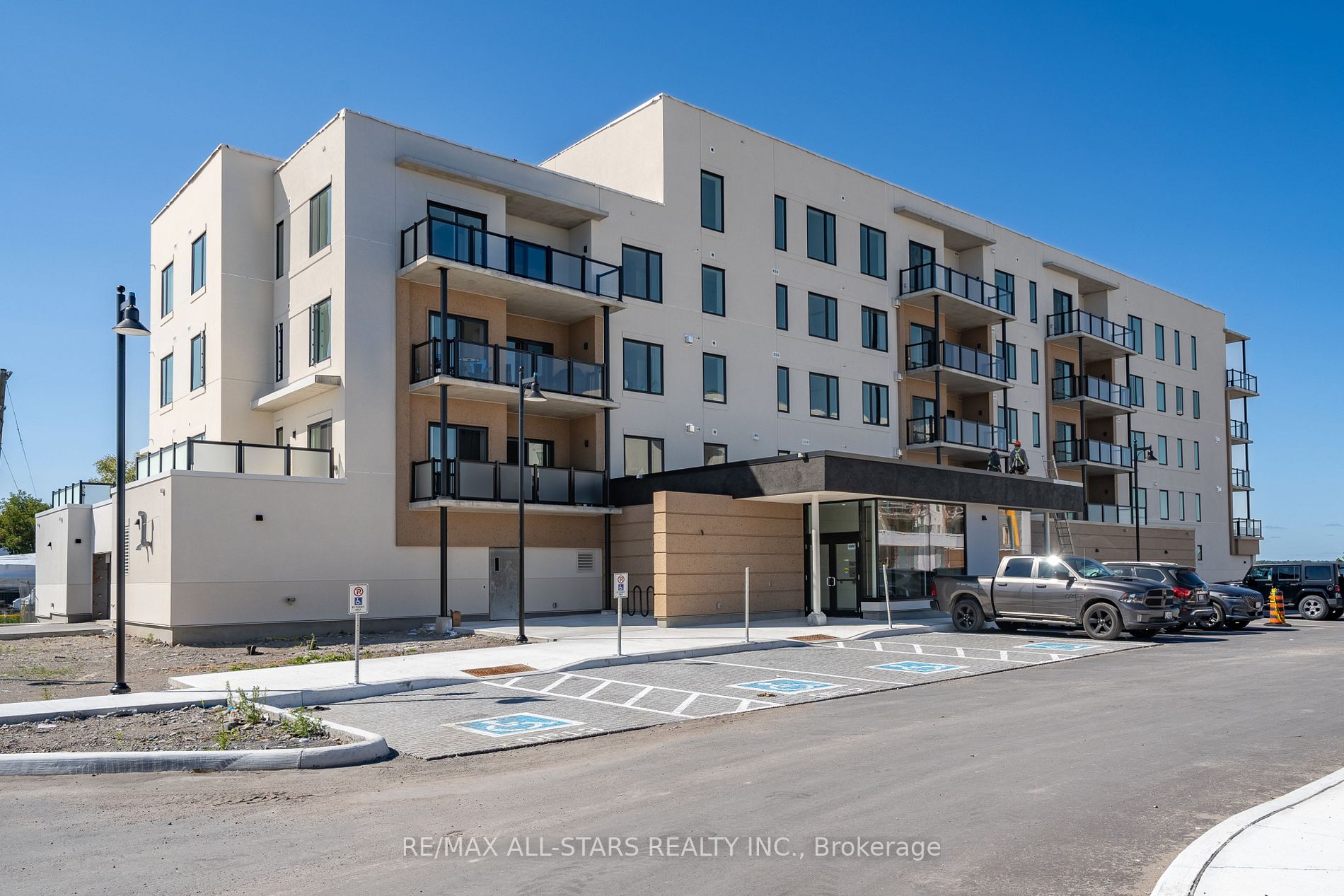19A West St N, #204