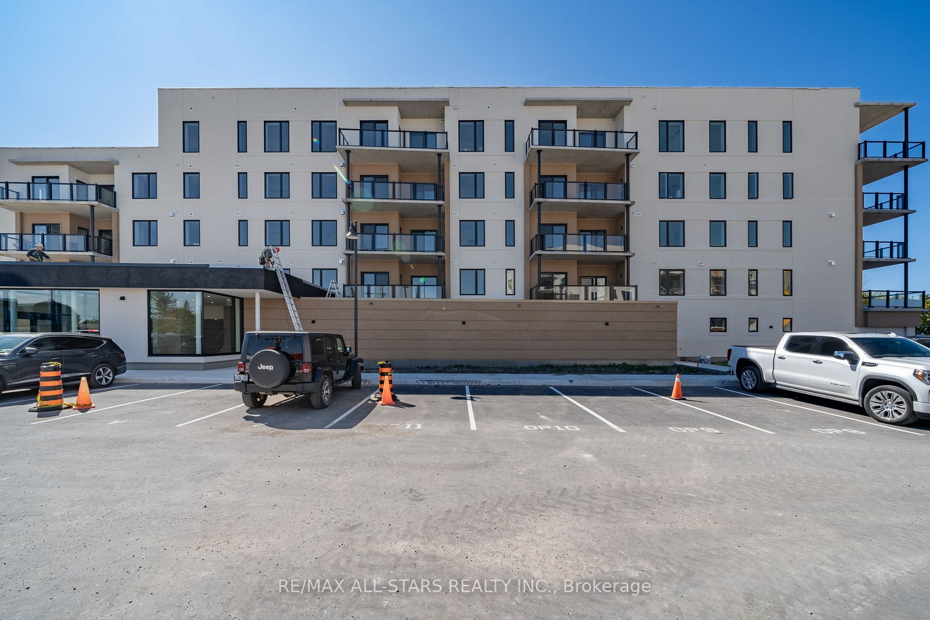 19A West St N, #204