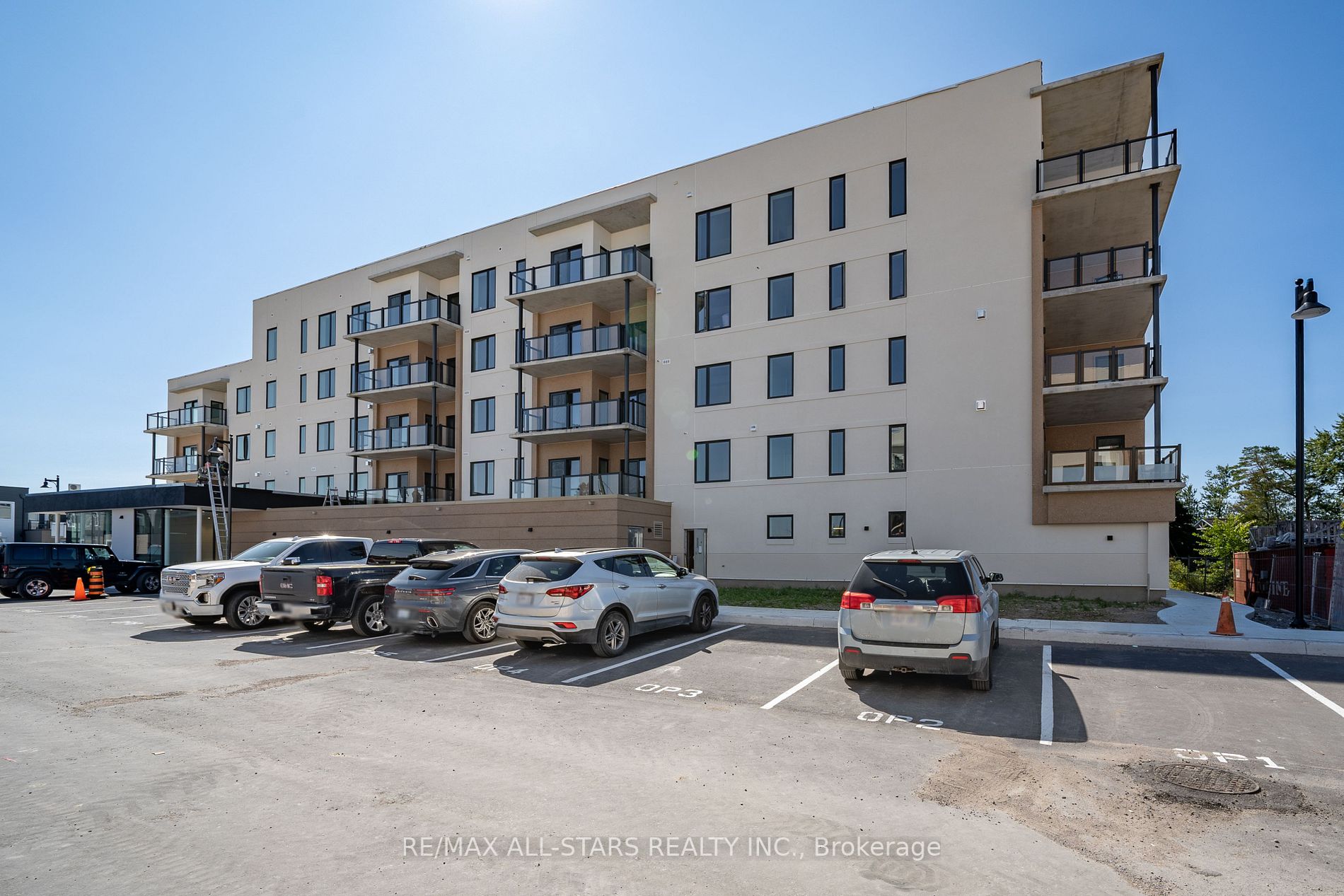 19A West St N, #204