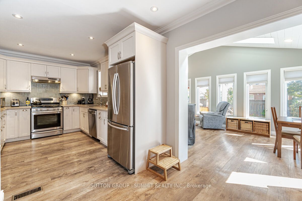 15 London St S