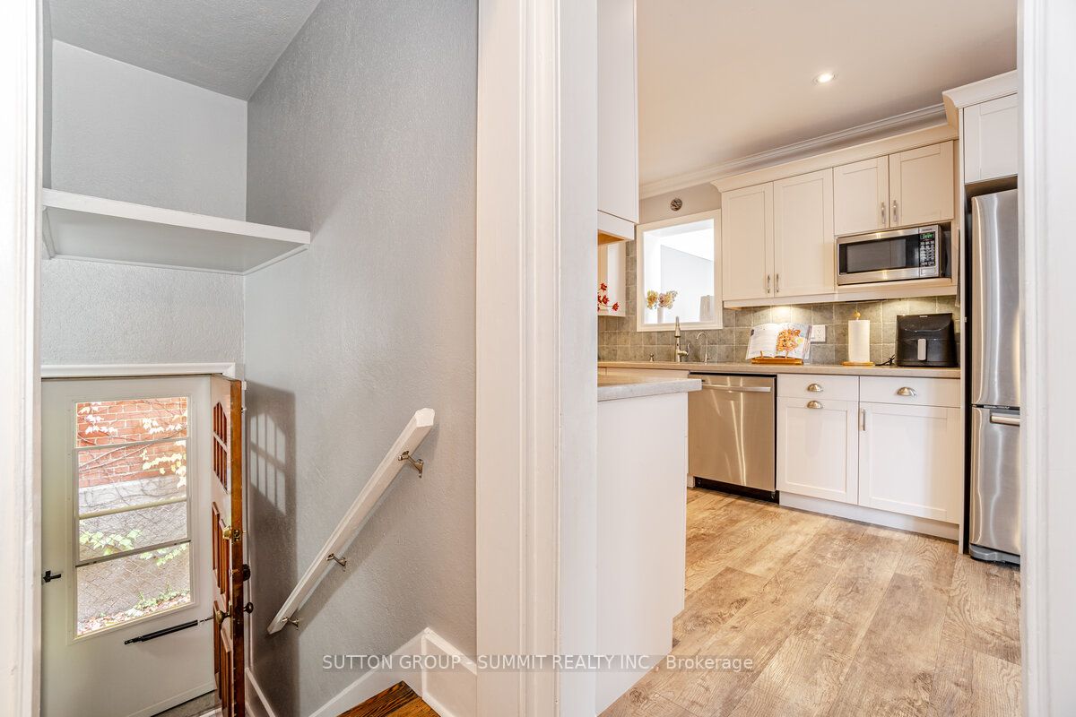 15 London St S