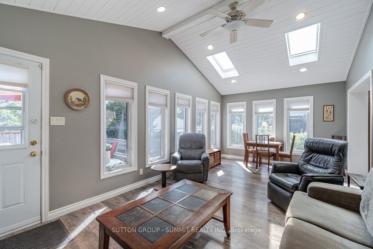 15 London St S
