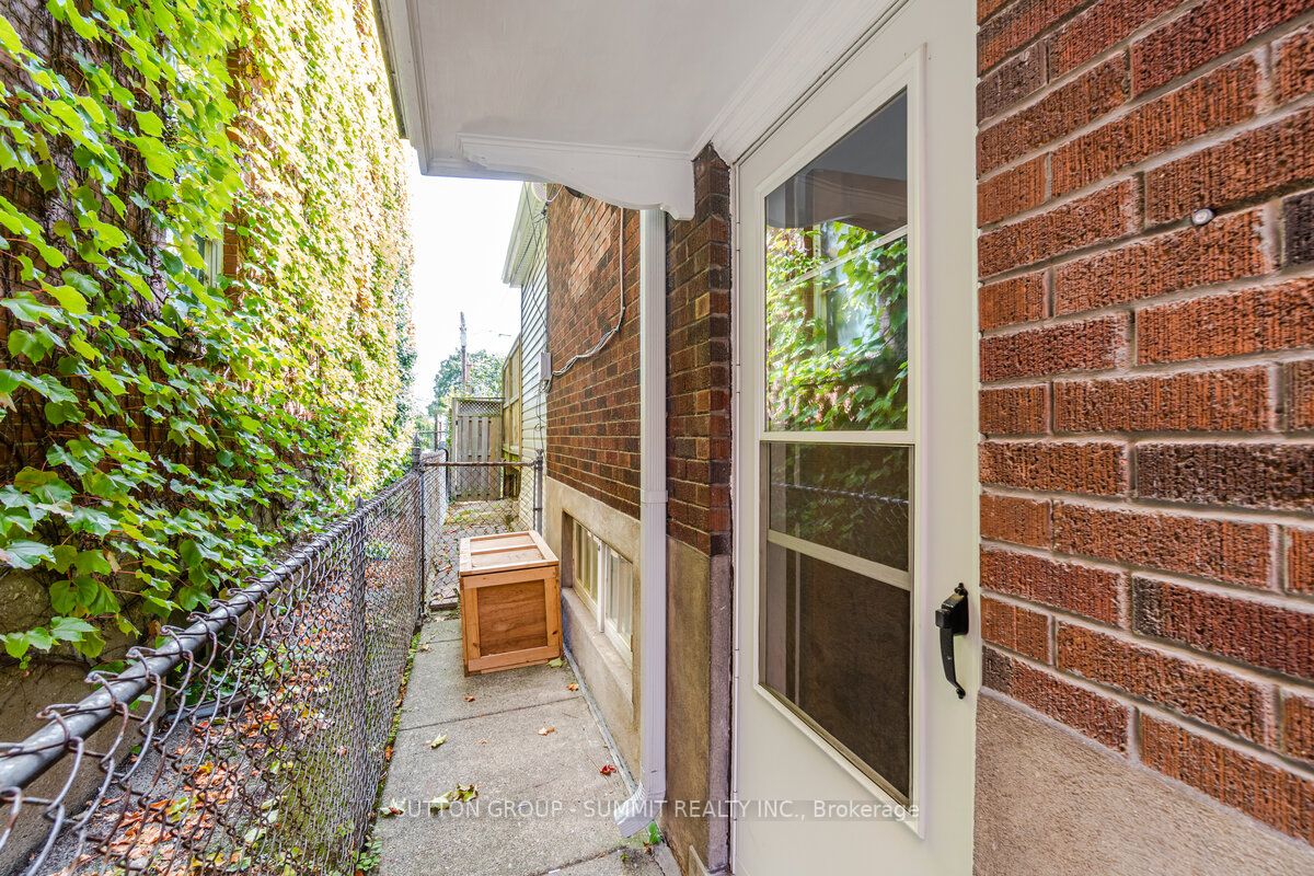 15 London St S