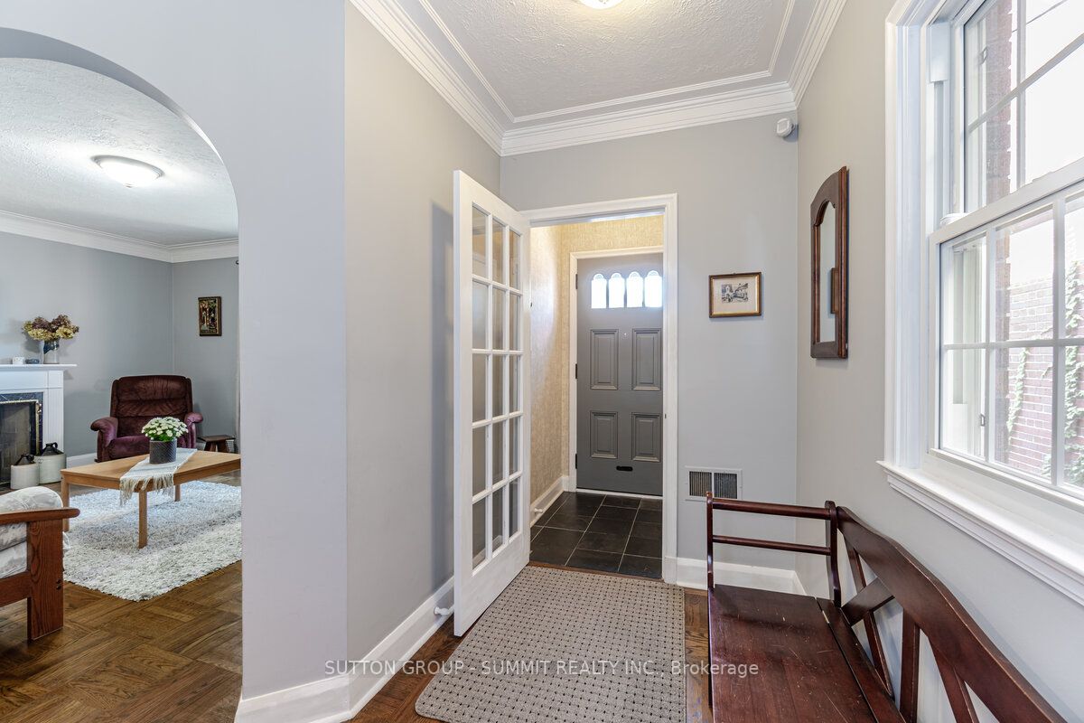 15 London St S