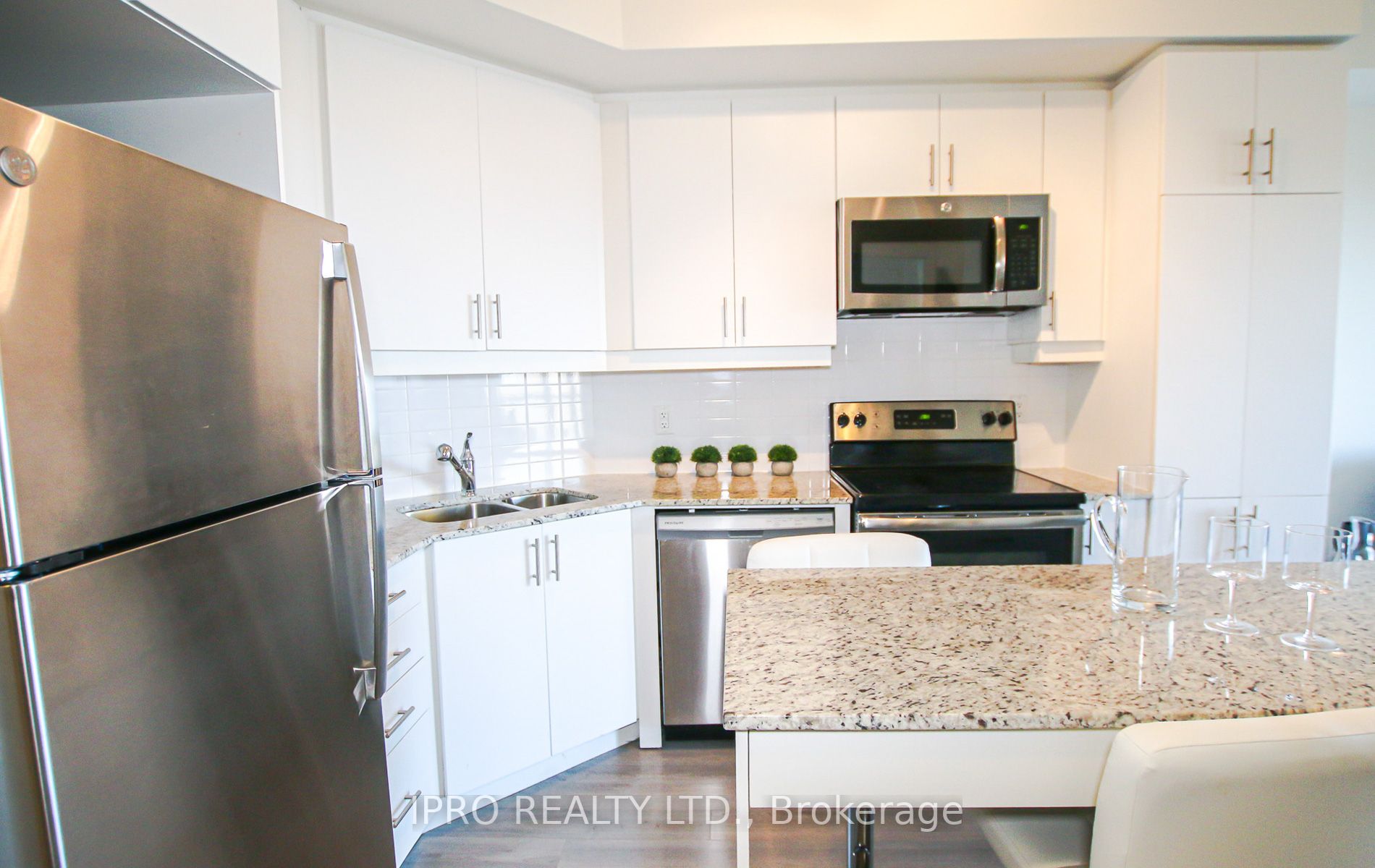 560 North Service Rd, #309