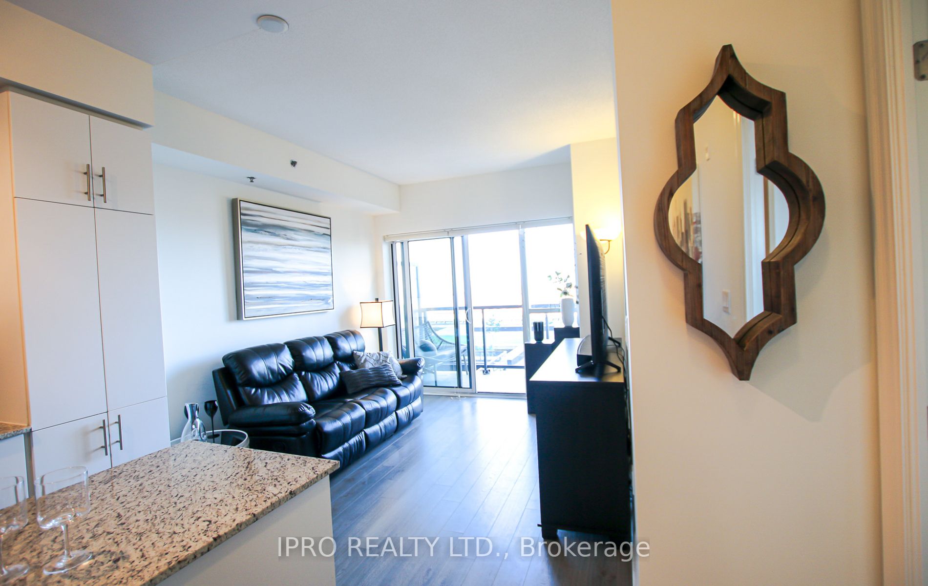 560 North Service Rd, #309