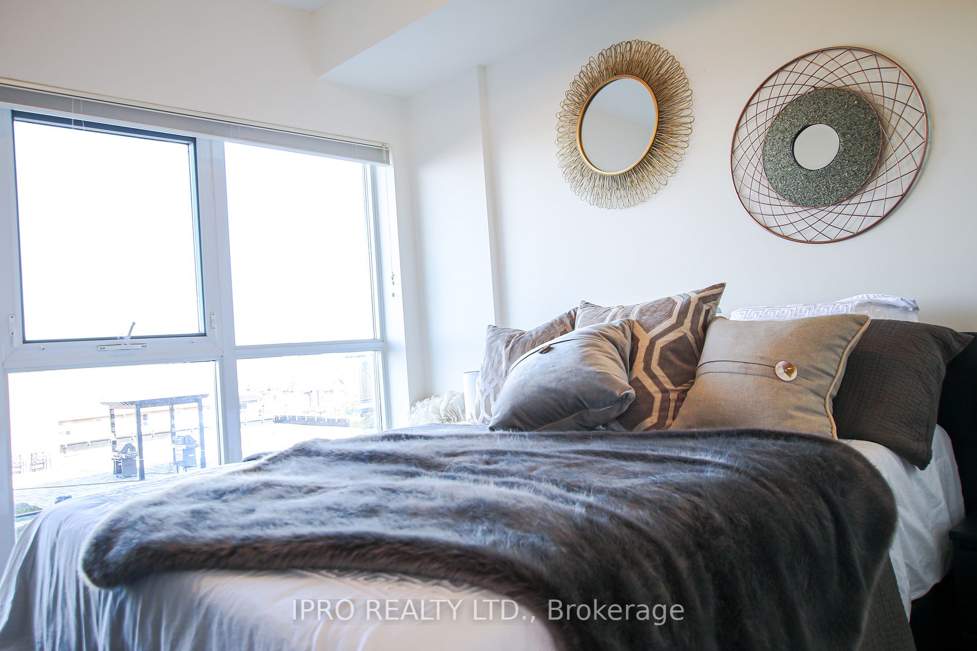 560 North Service Rd, #309