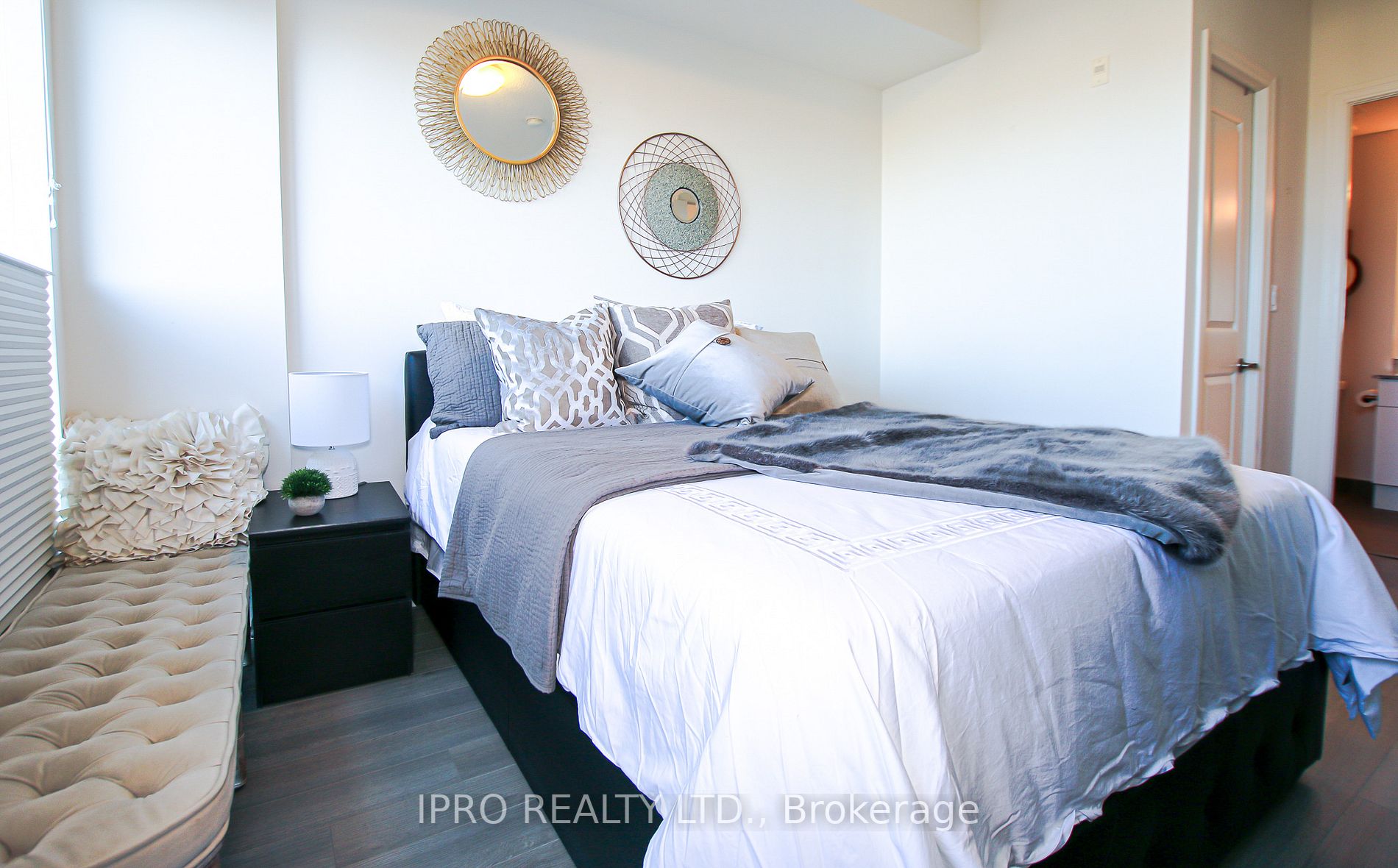 560 North Service Rd, #309