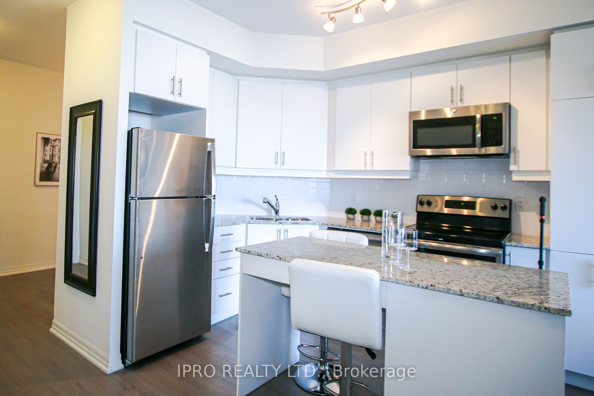 560 North Service Rd, #309