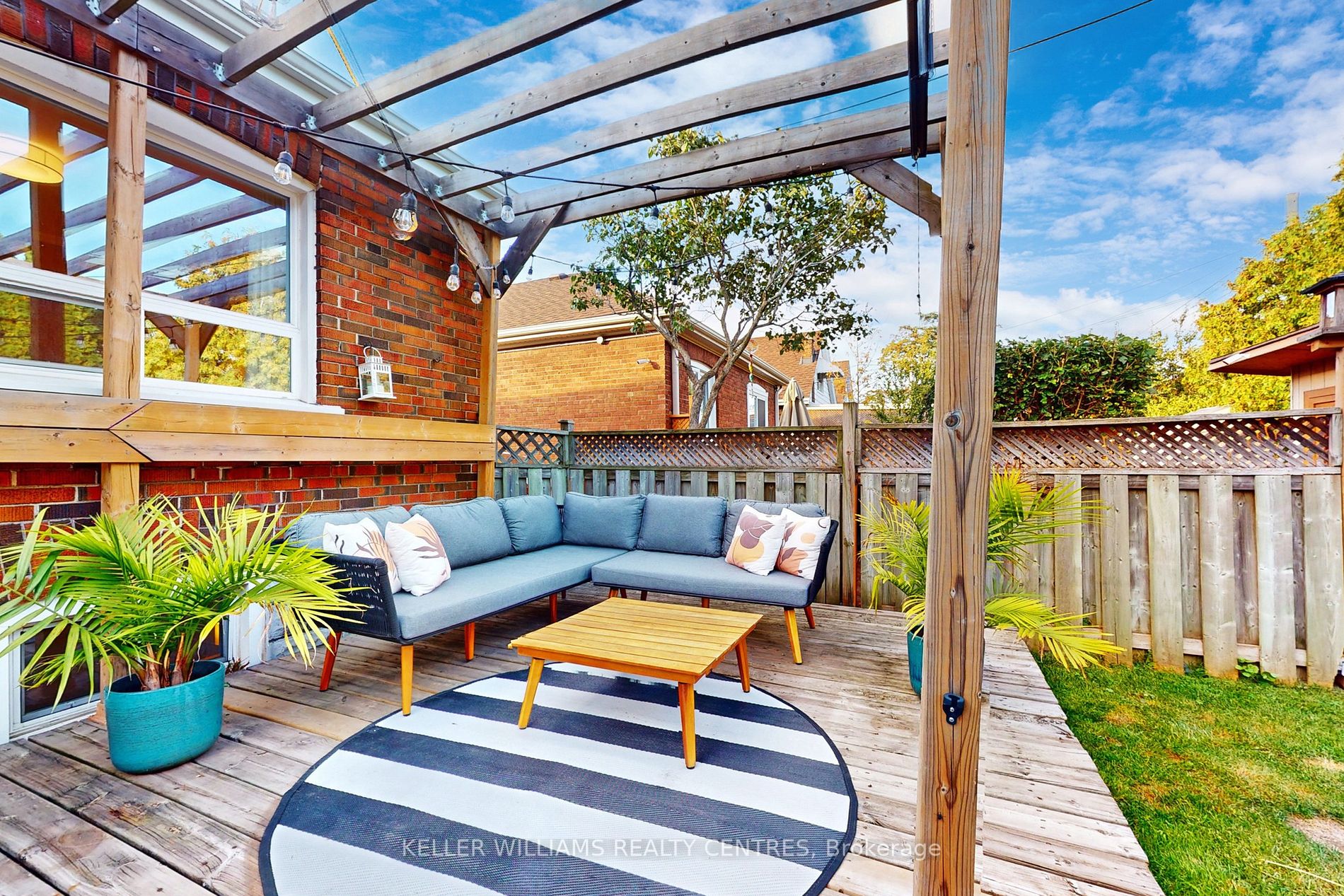 503 Upper James St E