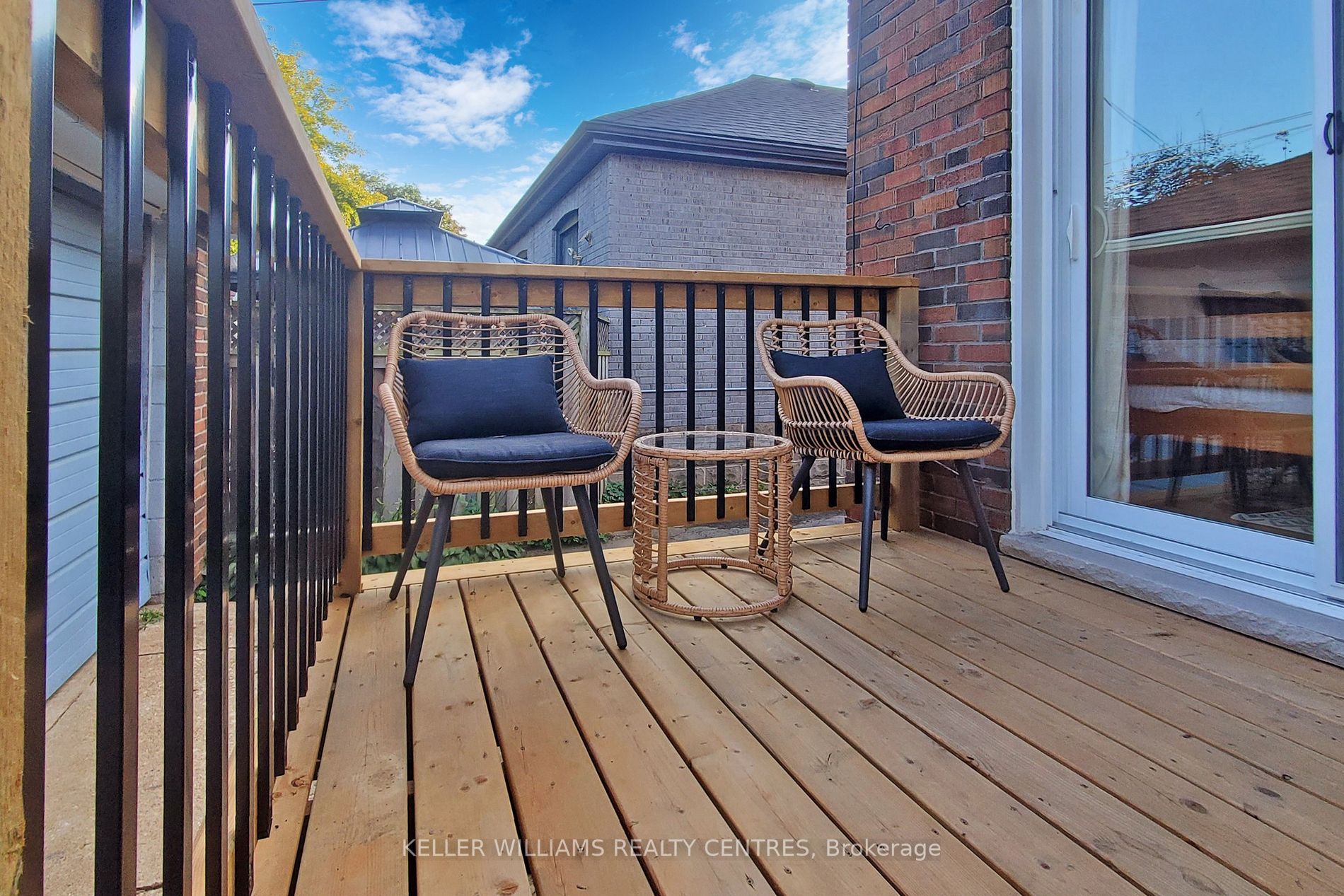 503 Upper James St E