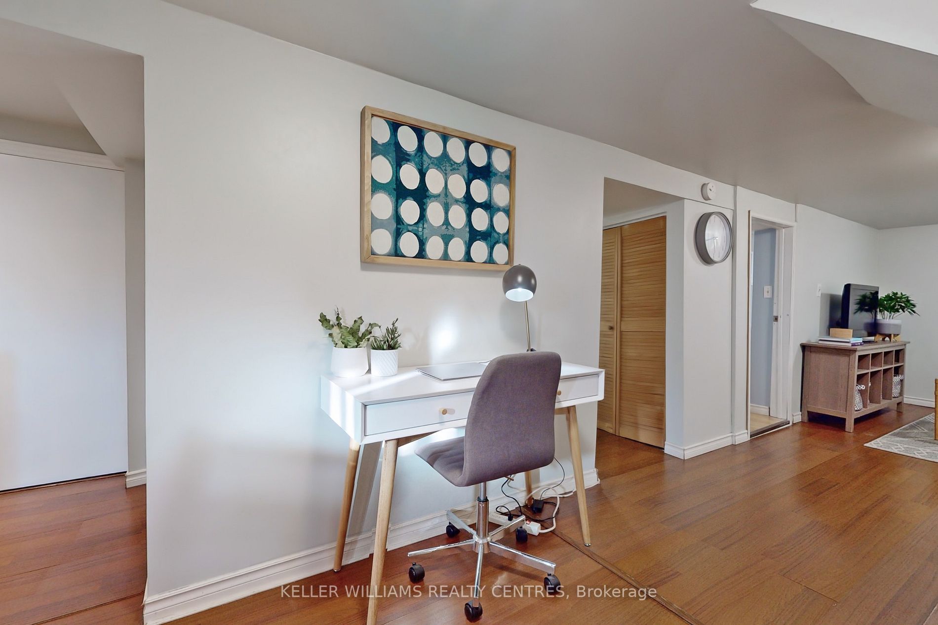 503 Upper James St E