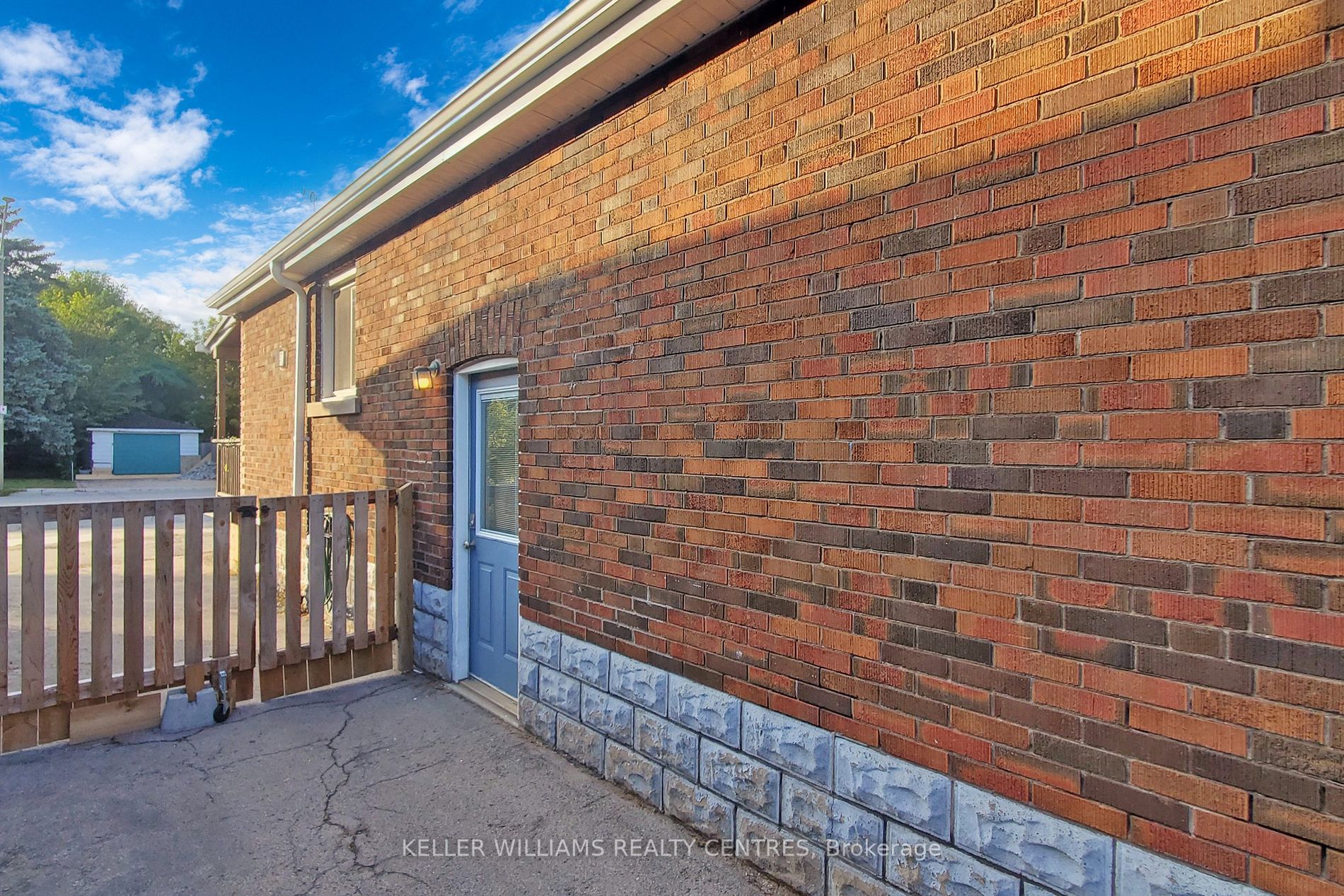 503 Upper James St E