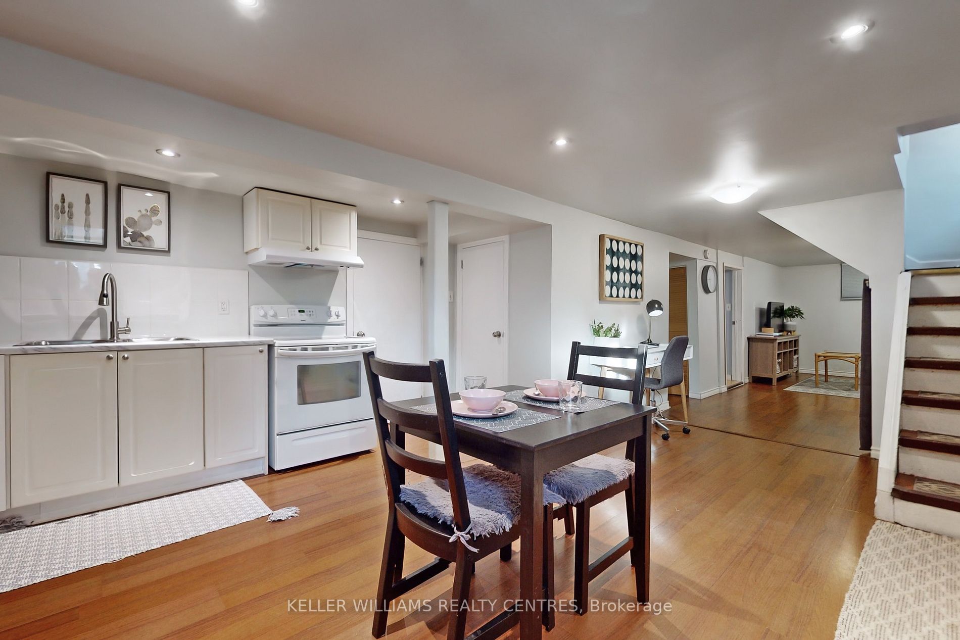 503 Upper James St E