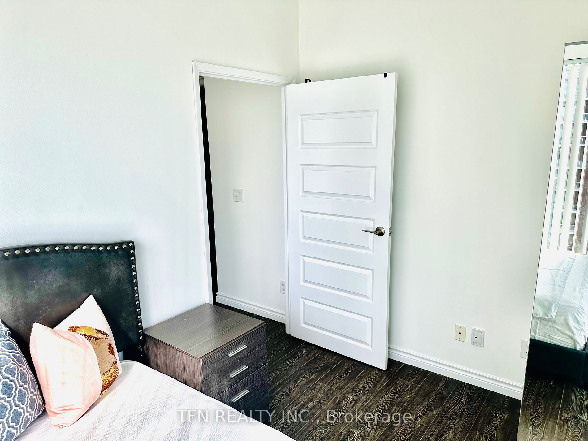 160 King St N, #1501