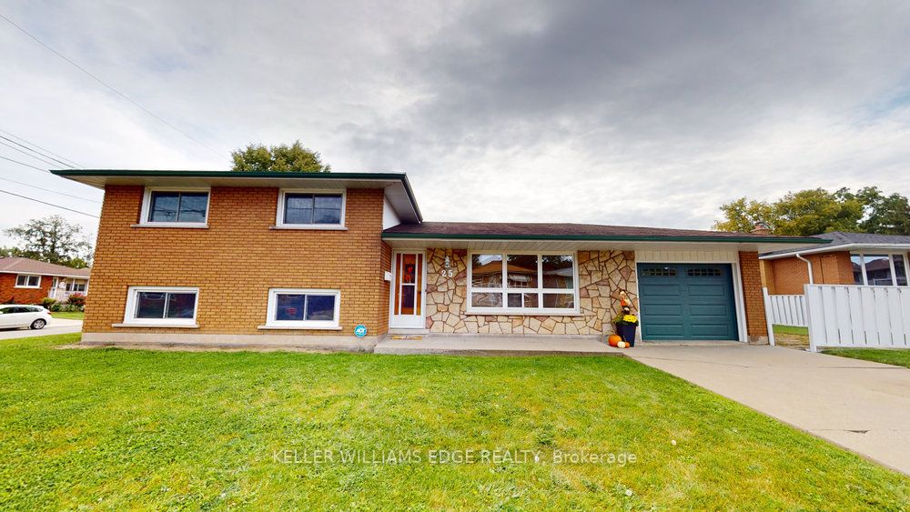 25 Parklands Dr
