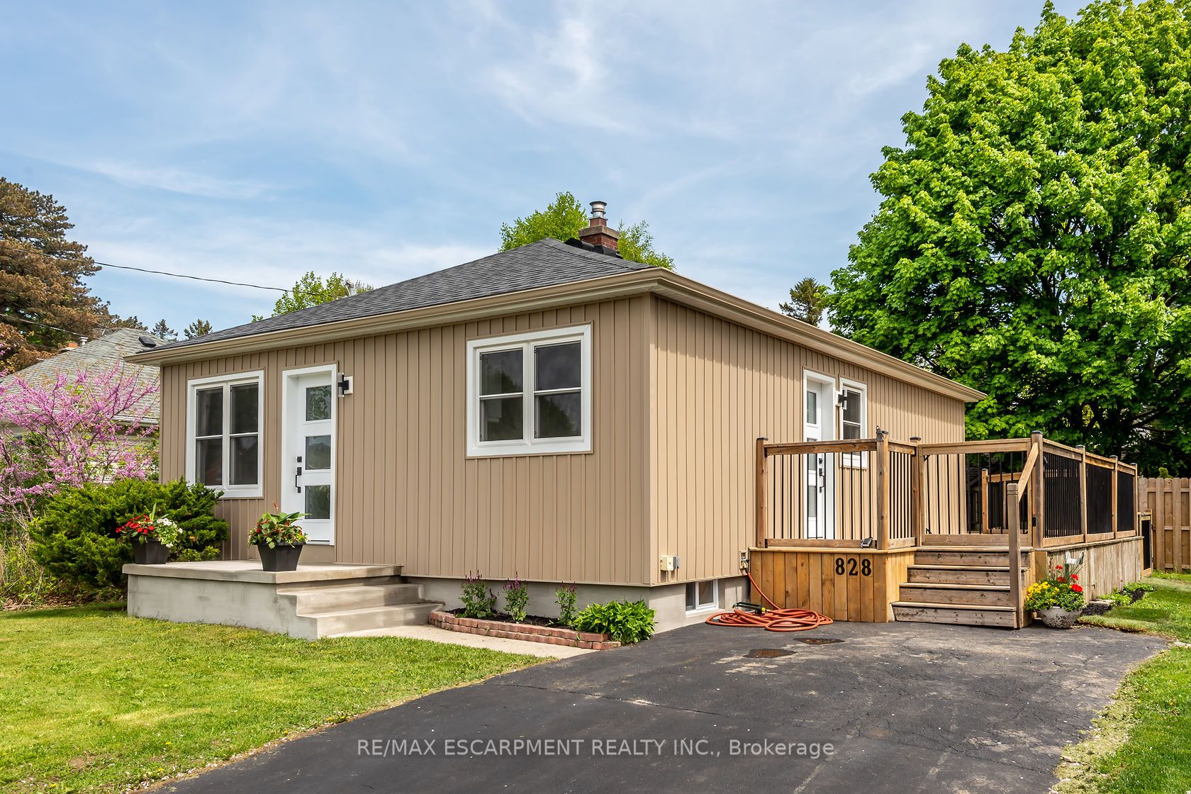 828 Main St