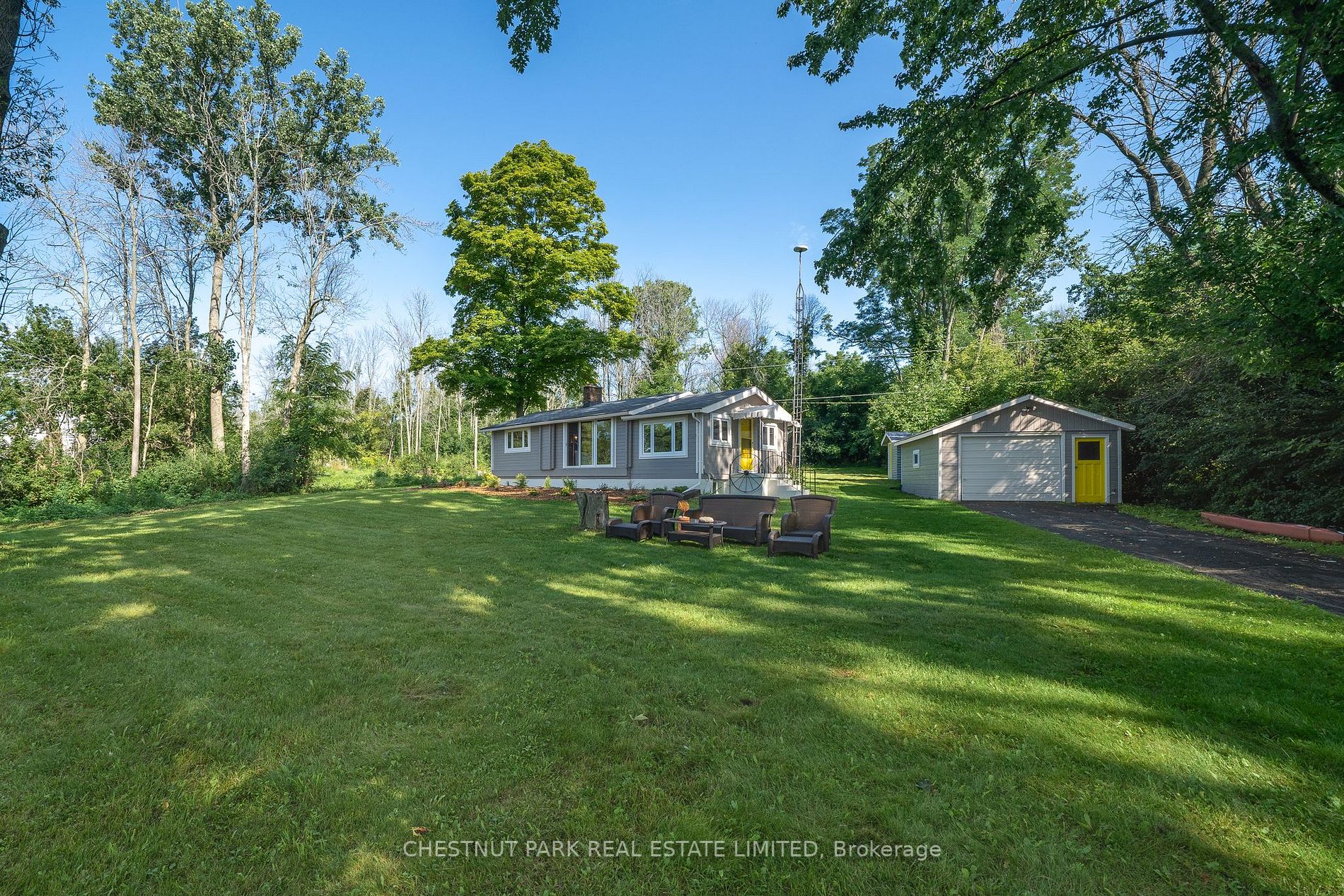 946 Lakeside Dr