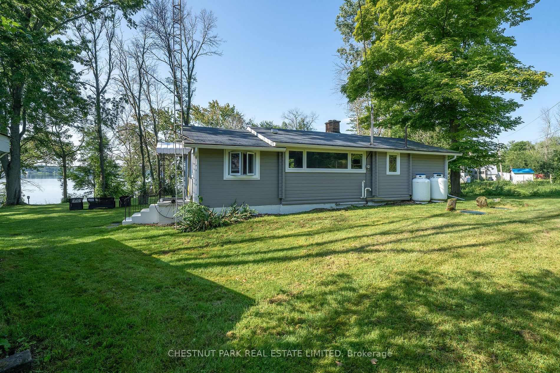 946 Lakeside Dr