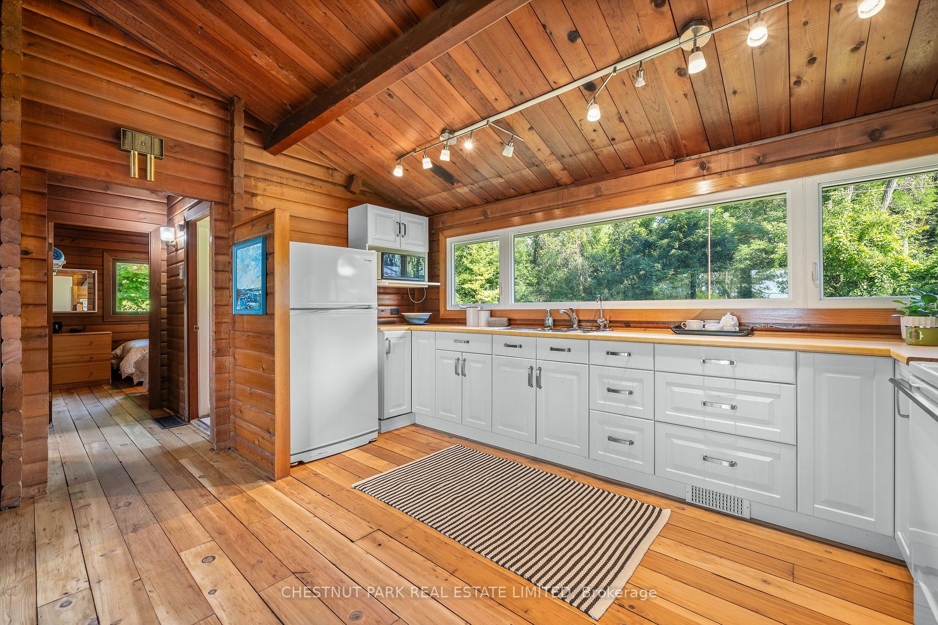 946 Lakeside Dr