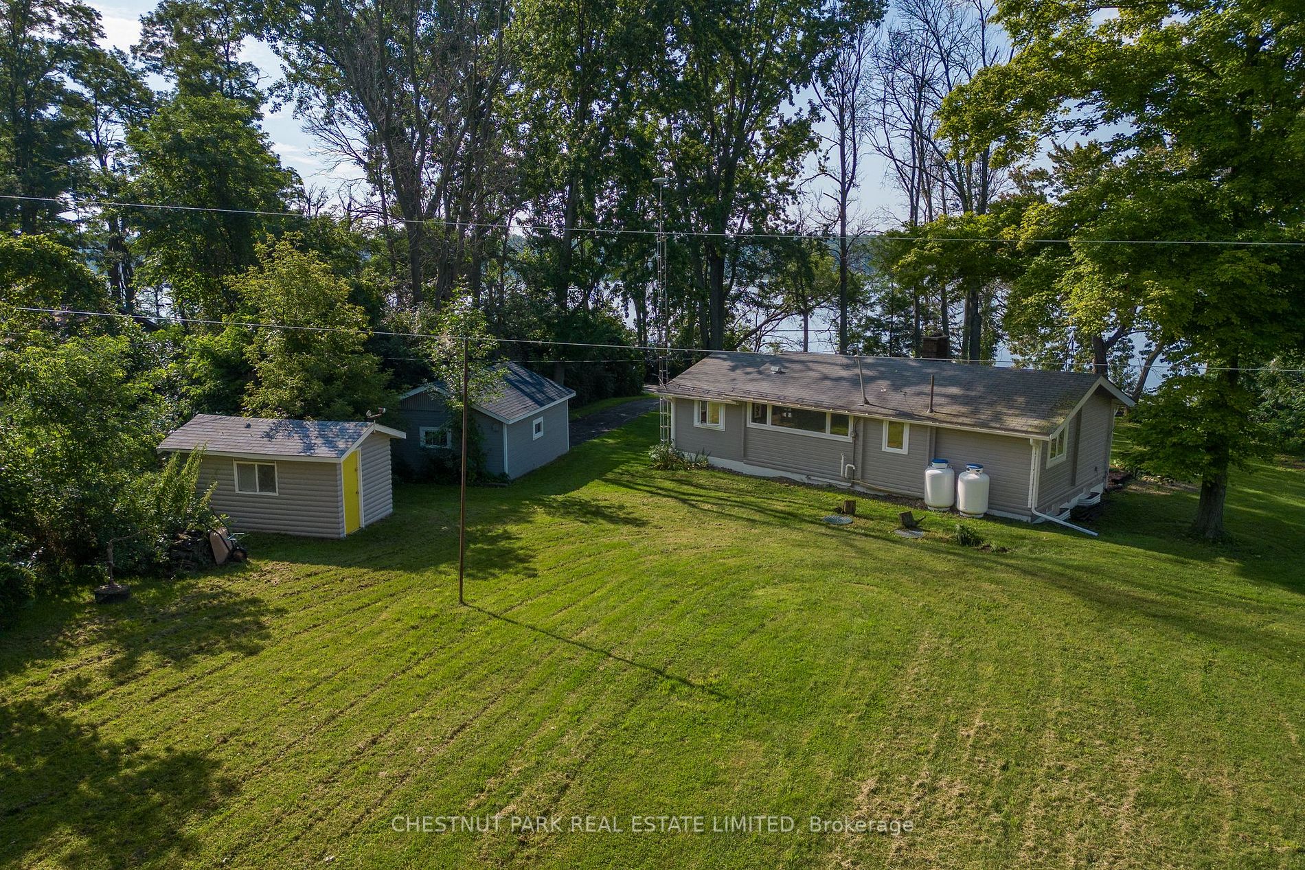 946 Lakeside Dr