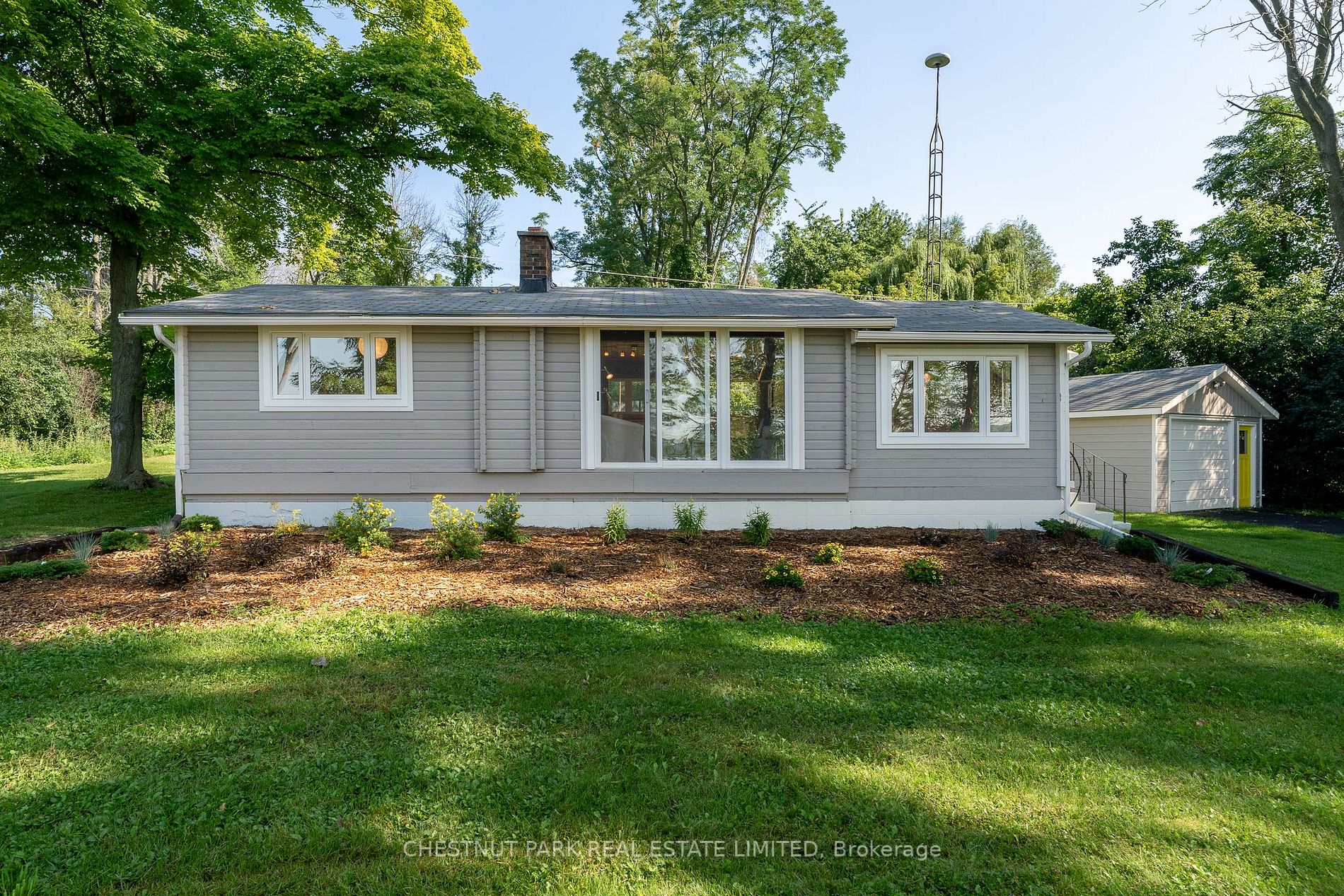 946 Lakeside Dr