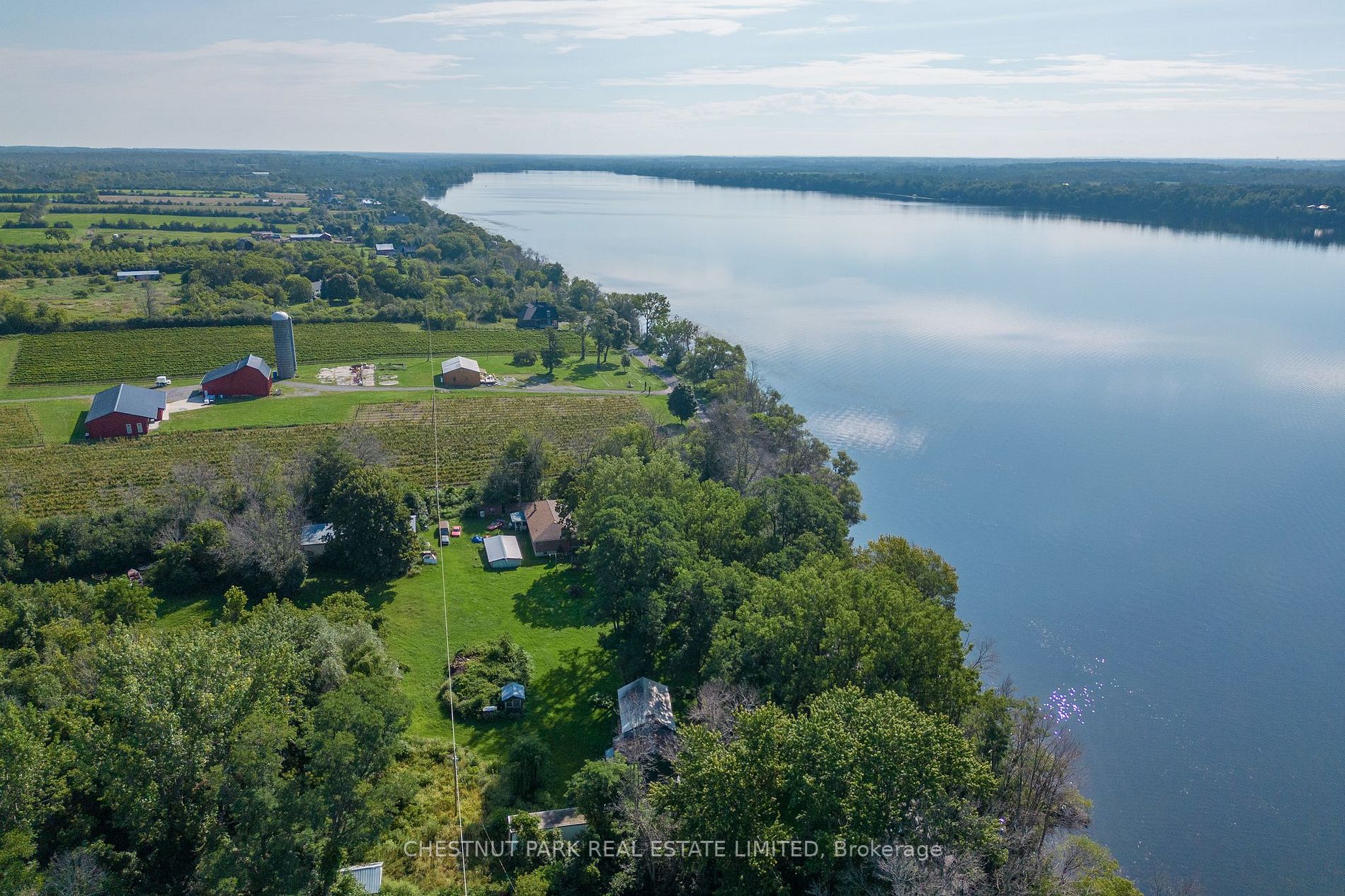 946 Lakeside Dr