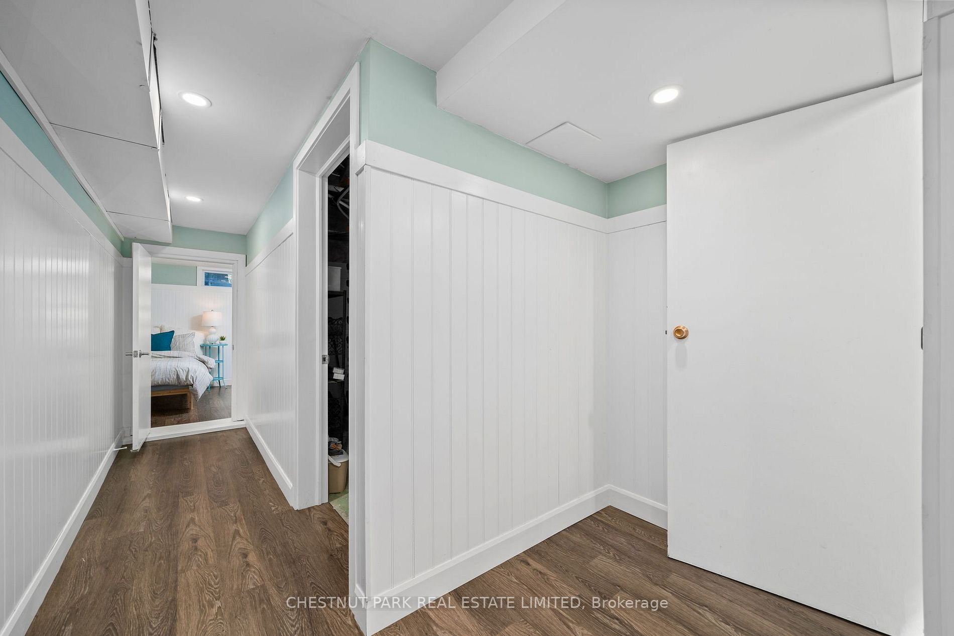 946 Lakeside Dr