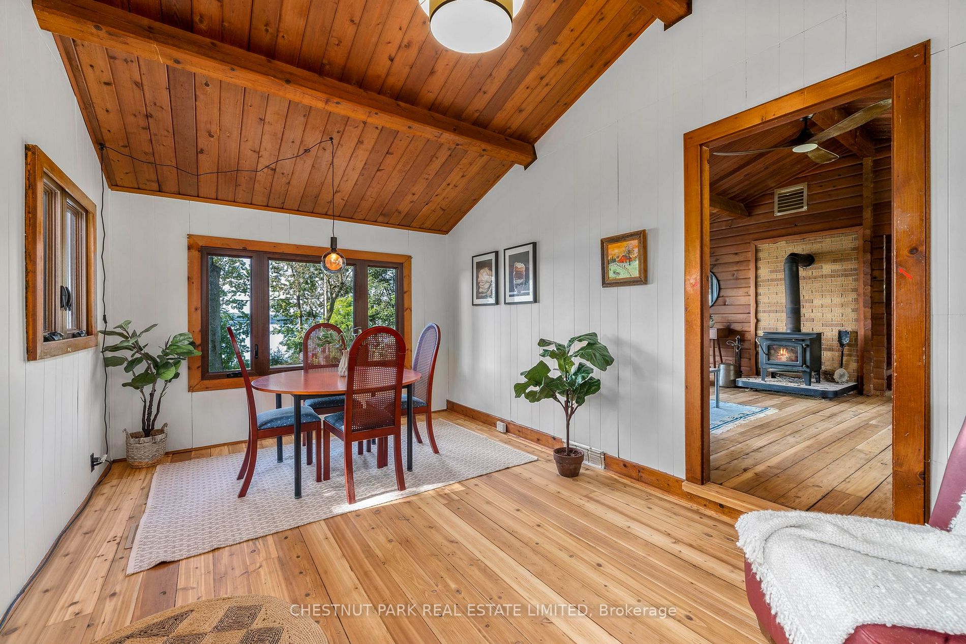 946 Lakeside Dr
