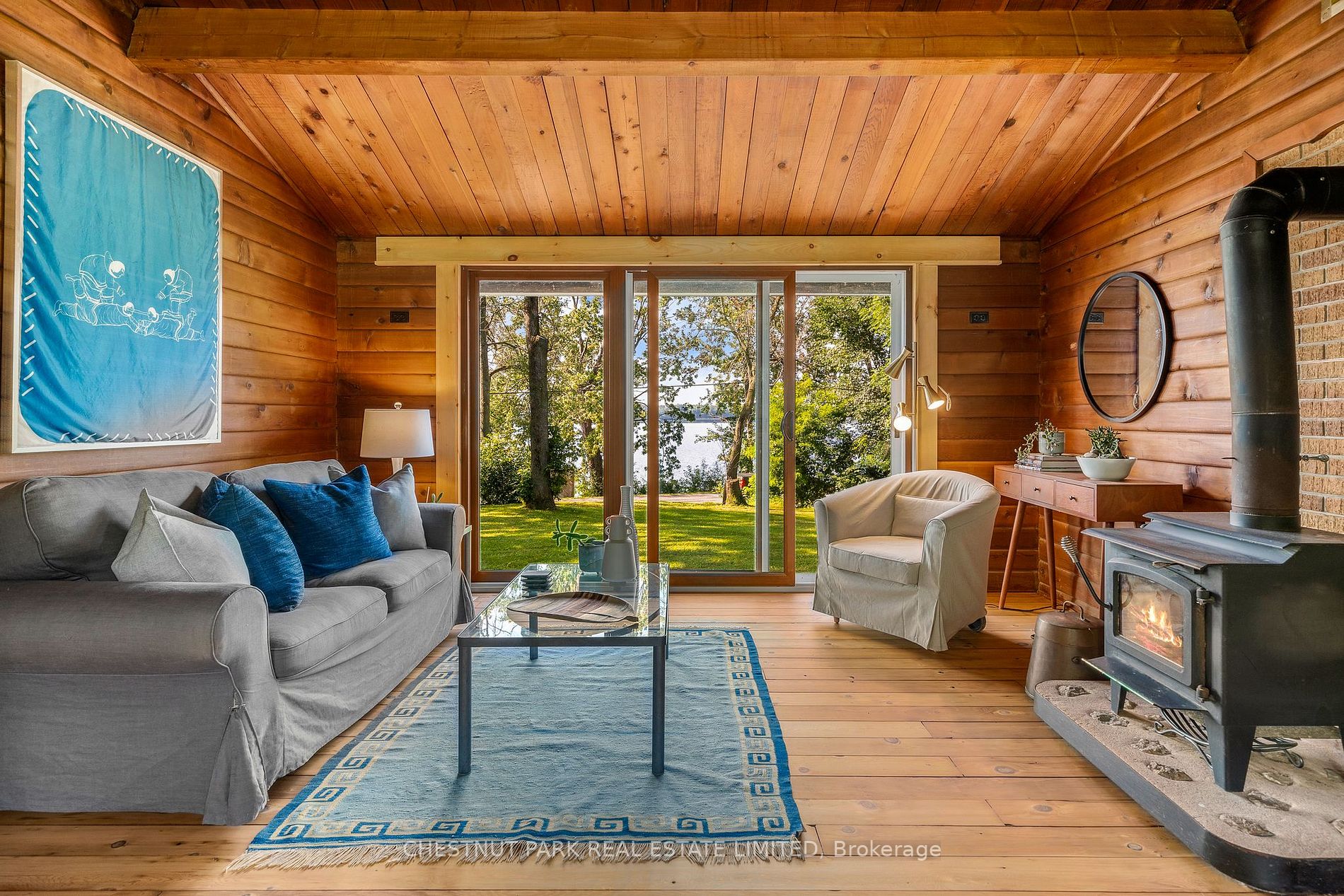 946 Lakeside Dr