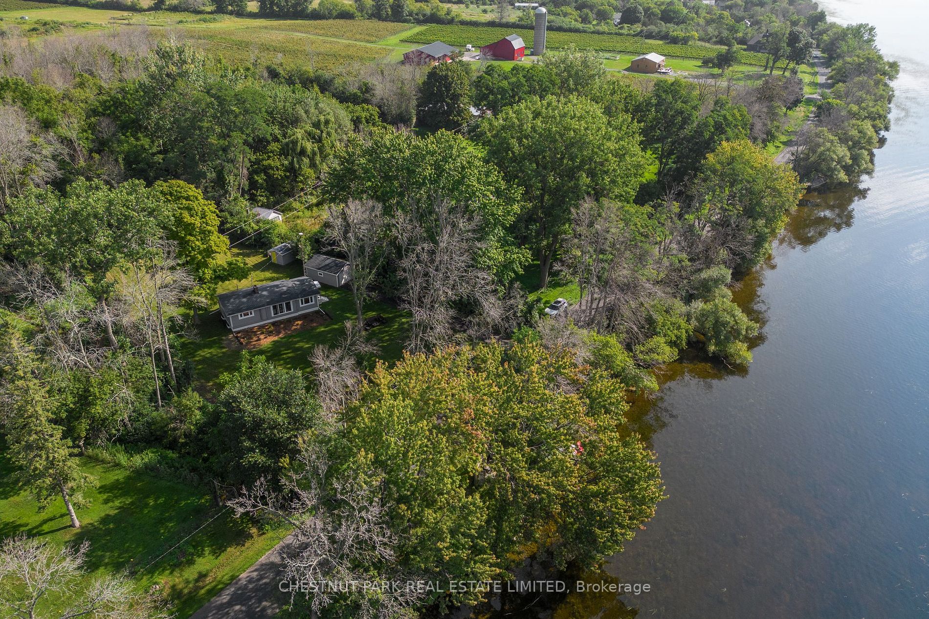 946 Lakeside Dr