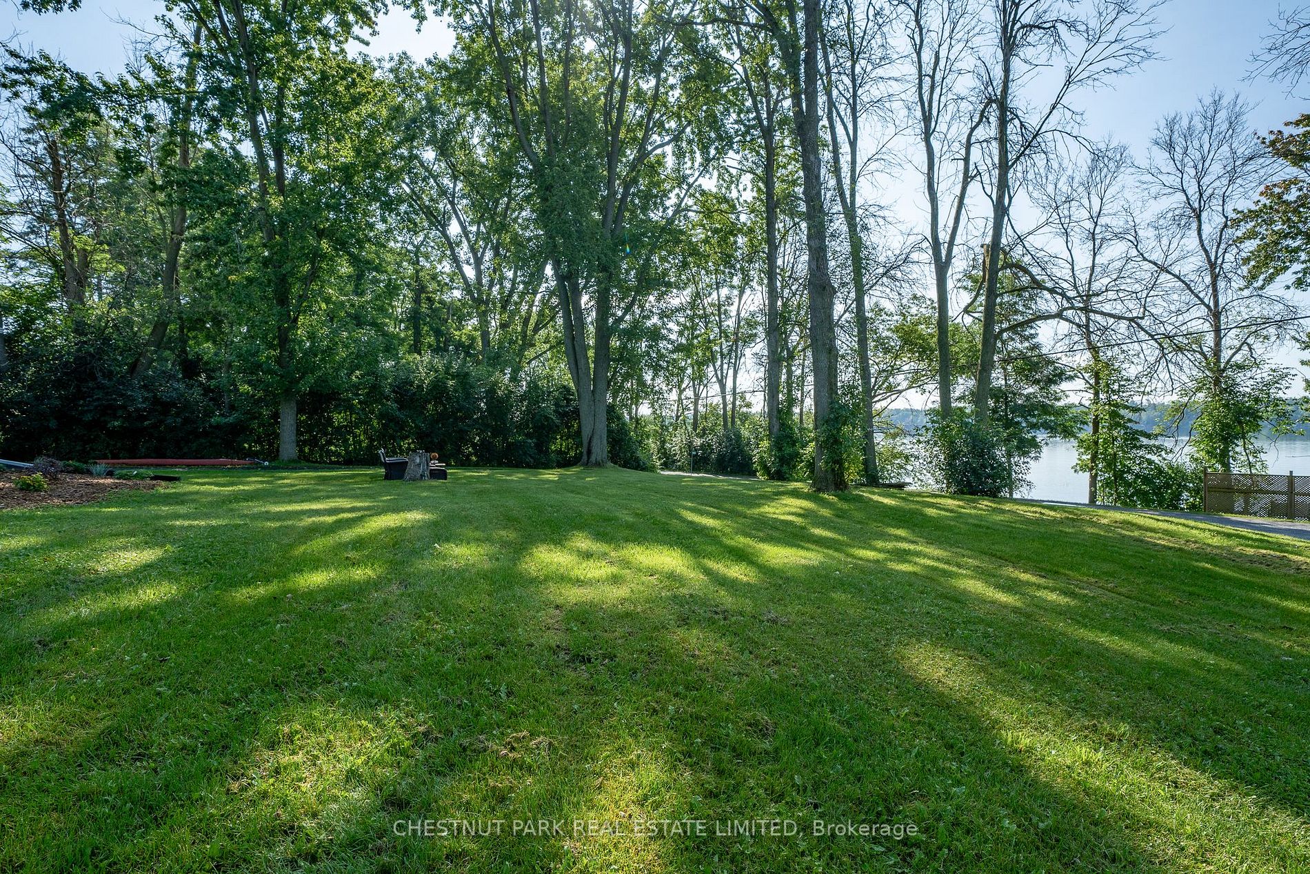 946 Lakeside Dr