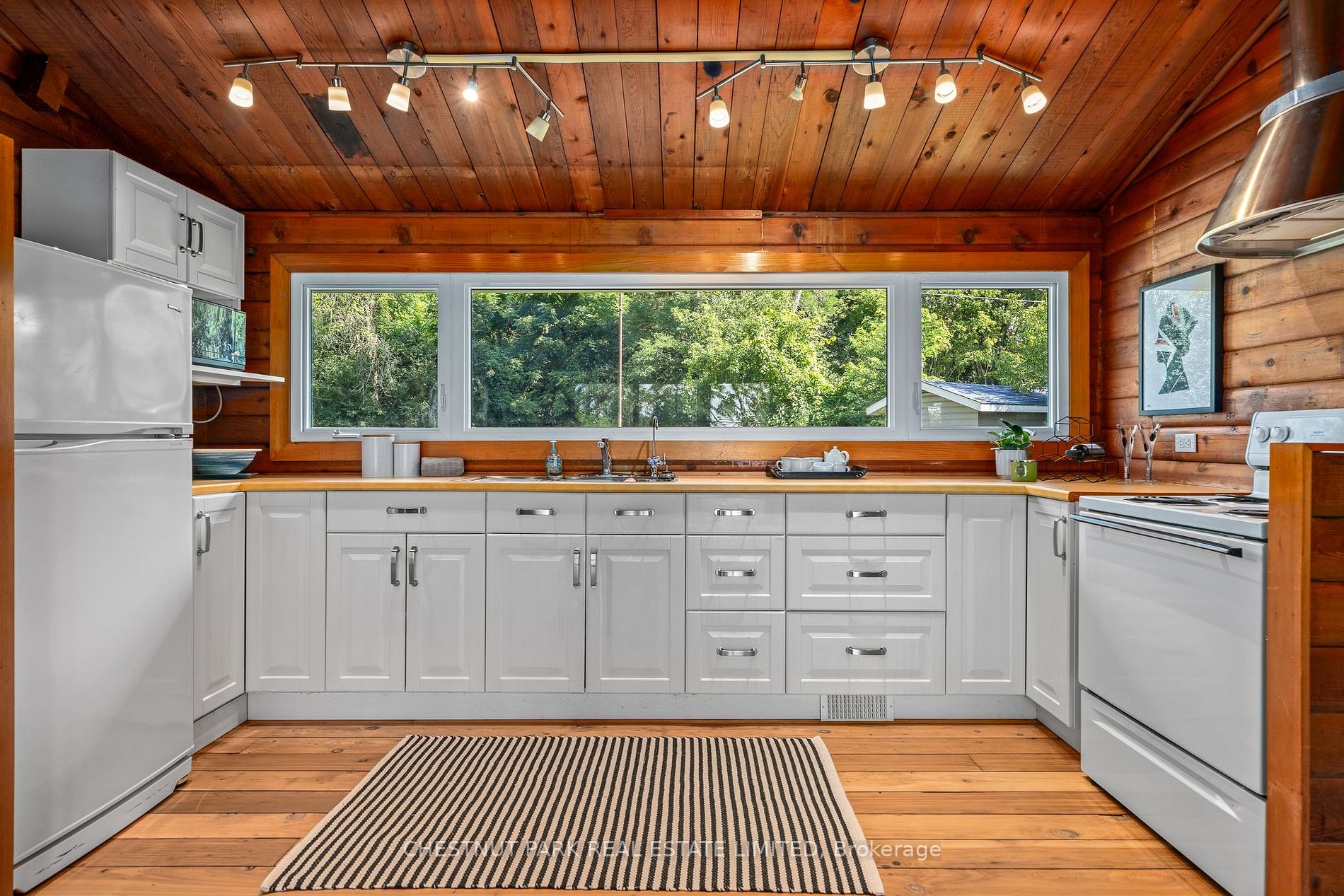 946 Lakeside Dr